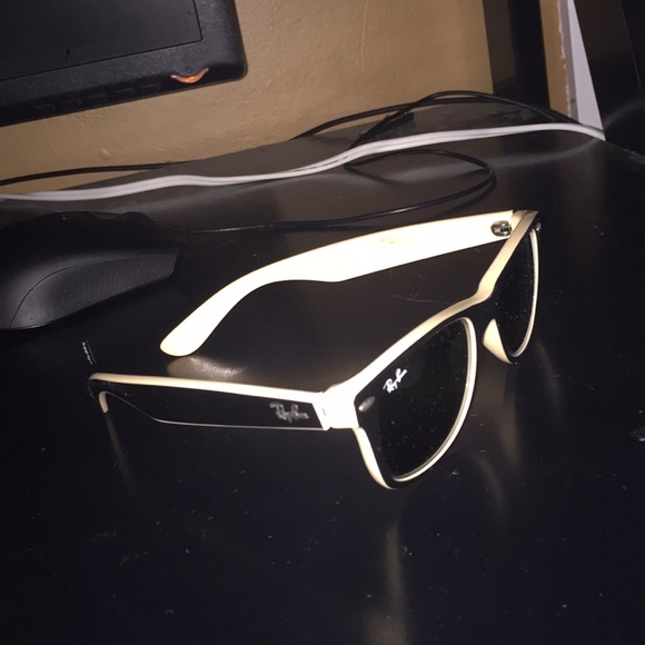 Ray-Ban Sunglasses - Picture 1 of 4